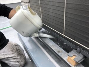 室外機下に防水塗料を流し込む